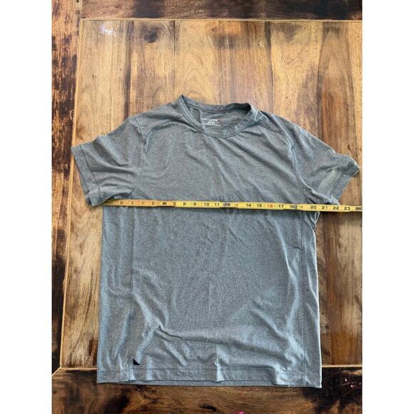 UNTUCKit Men's Gray Short Sleeve Crew Neck Performance T-Shirt Size Medium - Picture 6 of 7